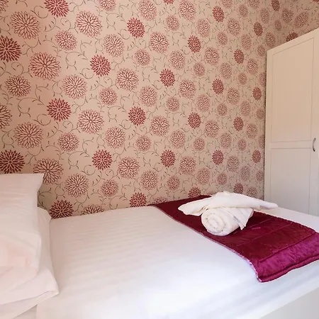 Bootham City Centre Pensionat 4*